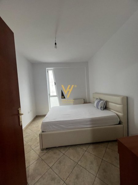 Tirane, jepet me qera apartament 1+1+Ballkon Kati 5, 70 m² 550 € (KOMUNA E PARISIT)