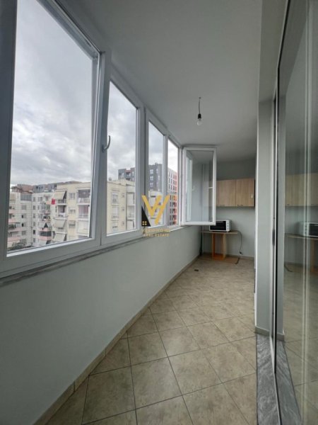 Tirane, jepet me qera apartament 1+1+Ballkon Kati 5, 70 m² 550 € (KOMUNA E PARISIT)