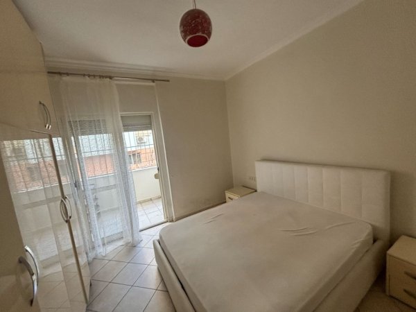 Tirane, jepet me qera apartament 1+1+Aneks+Ballkon Kati 2, 75 m² 400 € (kodra e diellit)