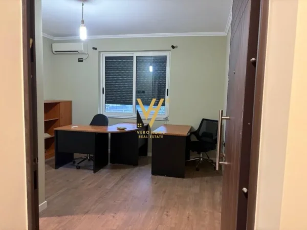 Tirane, jepet me qera zyre Kati 11, 35 m² 550 € (BLLOK)