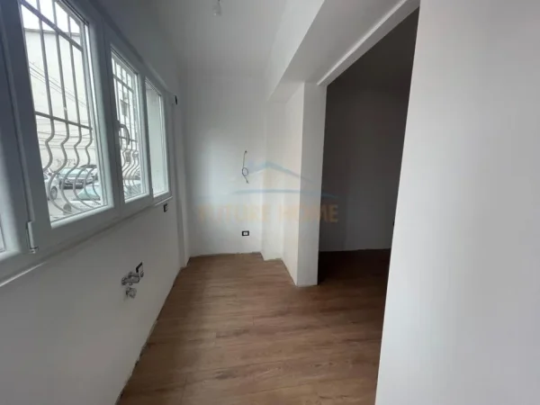 Shitet, Apartament 1+1, prane Azilit te Pleqeve, në Alidemi, Tiranë.