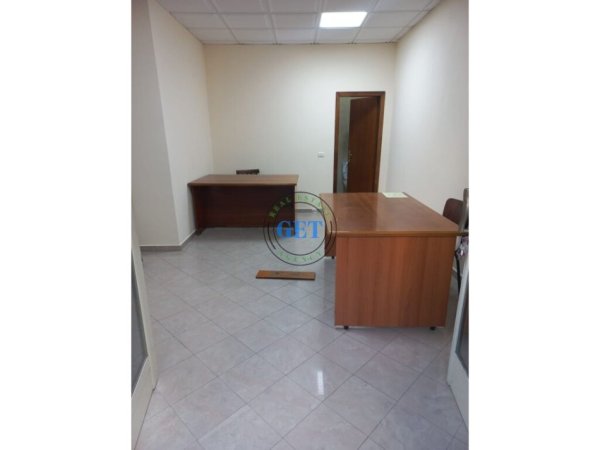 Durres, jepet me qera zyre Kati 1, 23 m² 200 € (Gjykata)