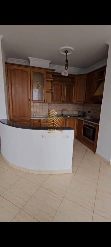 Tirane, jepet me qera ambjent biznesi Kati 8, 121 m² 800 € (Rruga Myslym Shyri)