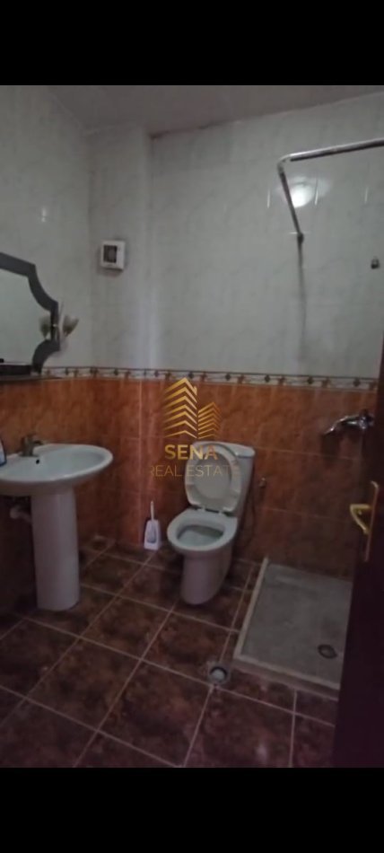 Tirane, jepet me qera ambjent biznesi Kati 8, 121 m² 800 € (Rruga Myslym Shyri)