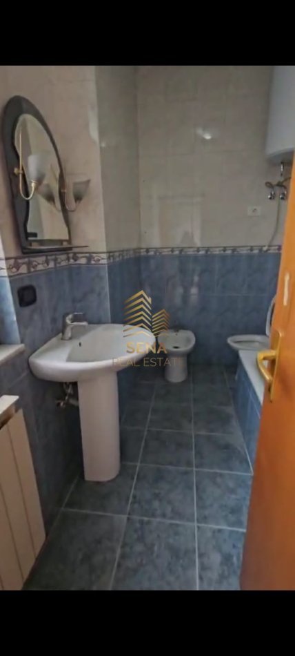 Tirane, jepet me qera ambjent biznesi Kati 8, 121 m² 800 € (Rruga Myslym Shyri)
