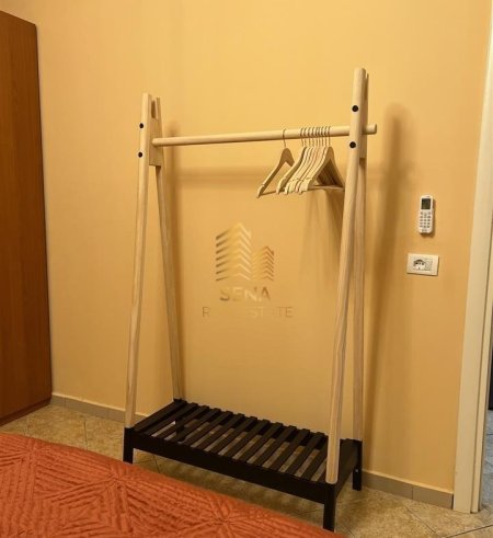 Tirane, jepet me qera apartament 2+1 Kati 1, 100 m² 700 € (Rruga Hoxha Tahsim)