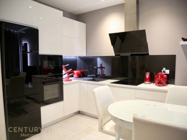 Tirane, jepet me qera apartament 2+1+Aneks+Ballkon Kati 19, 95 m² 1.800 € (Ambassador 3)
