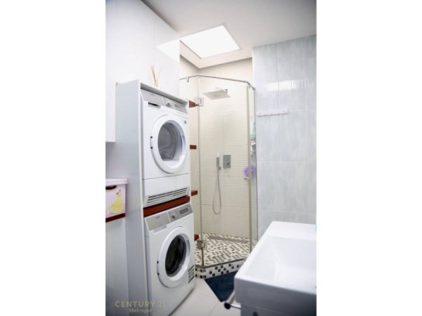 Tirane, jepet me qera apartament 2+1+Aneks+Ballkon Kati 19, 95 m² 1.800 € (Ambassador 3)