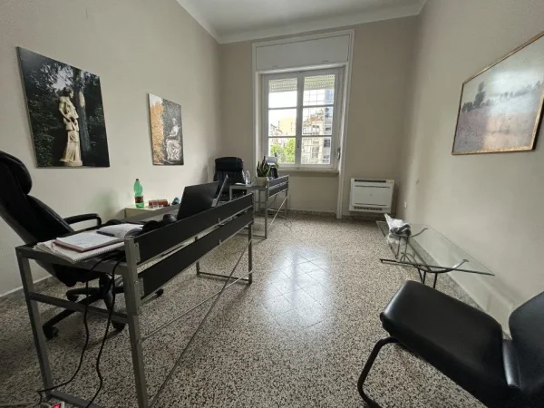 Tirane, jepet me qera zyre Kati 2, 100 m² 1.000 € (BLLOKU)