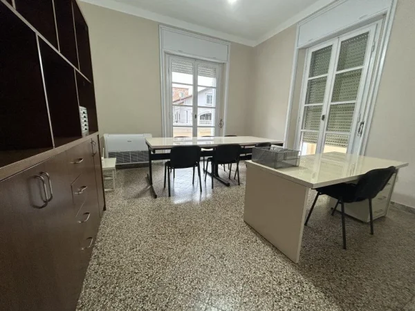 Tirane, jepet me qera zyre Kati 2, 100 m² 1.000 € (BLLOKU)