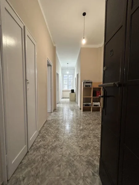 Tirane, jepet me qera zyre Kati 2, 100 m² 1.000 € (BLLOKU)