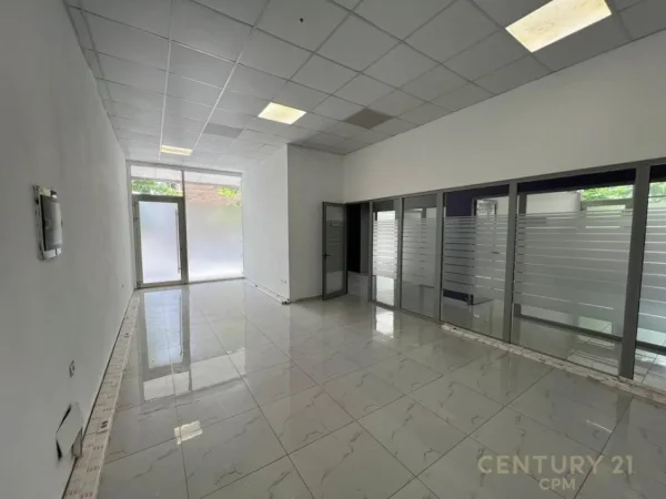 Tirane, shes ambjent biznesi Kati 0, 405 m² 1.175.000 € (Ish Stacionit te Treint)