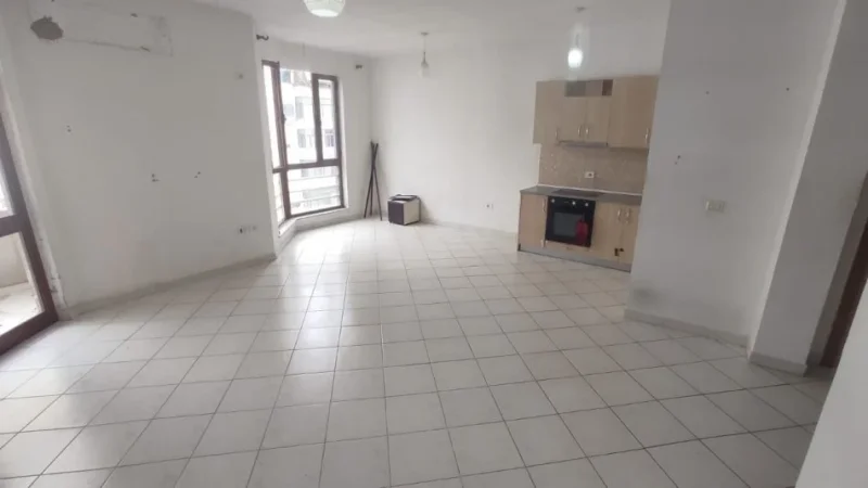 Tirane, jepet me qera zyre Kati 4, 110 m² 500 € (Rruga e Kavajes, prane Square 21)