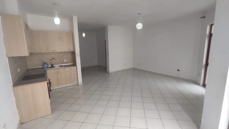 Tirane, jepet me qera zyre Kati 4, 110 m² 500 € (Rruga e Kavajes, prane Square 21)