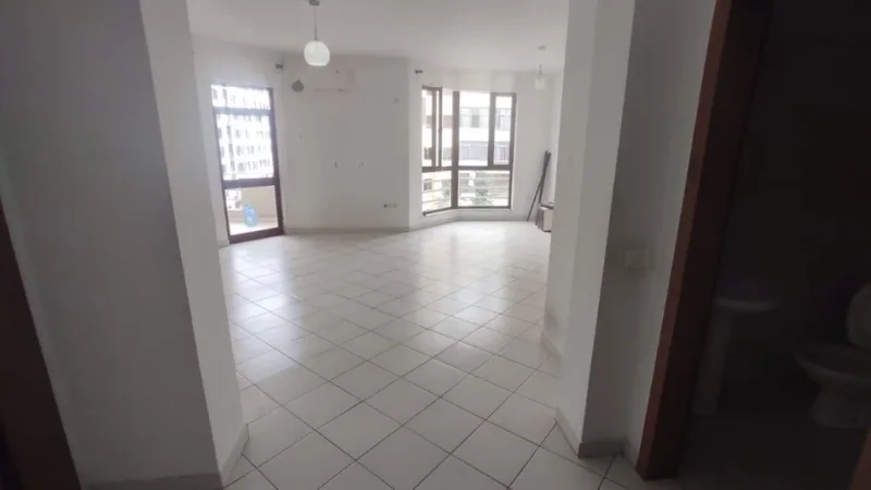 Tirane, jepet me qera zyre Kati 4, 110 m² 500 € (Rruga e Kavajes, prane Square 21)