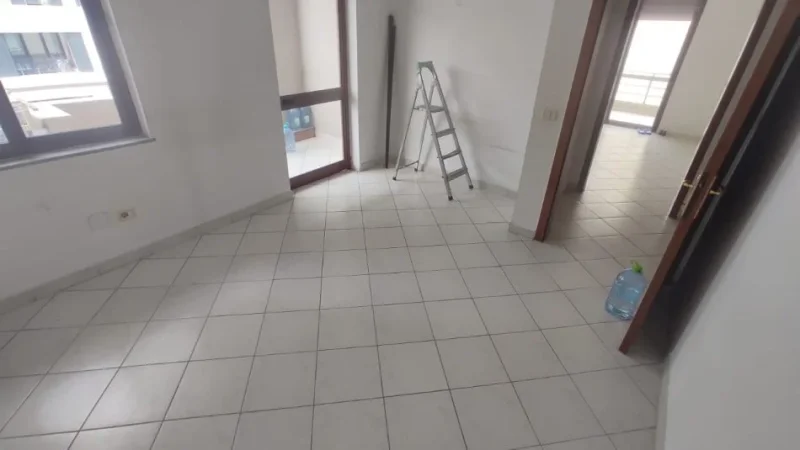 Tirane, jepet me qera zyre Kati 4, 110 m² 500 € (Rruga e Kavajes, prane Square 21)