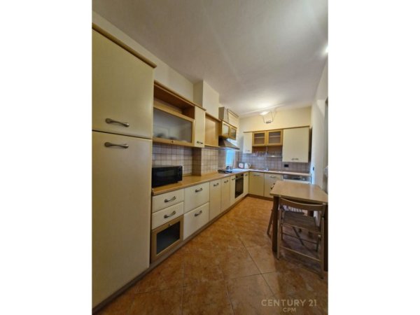Tirane, jepet me qera apartament 1+1+Aneks+Ballkon Kati 3, 95 m² 700 € (Qender)
