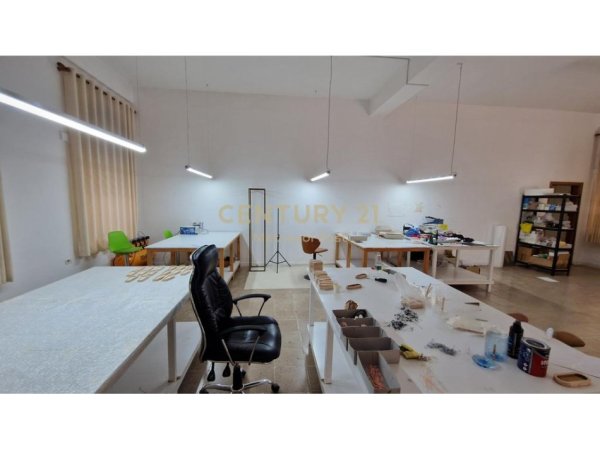 Tirane, jepet me qera ambjent biznesi Kati 0, 215 m² 1.400 € (Rruga e Barrikadave)