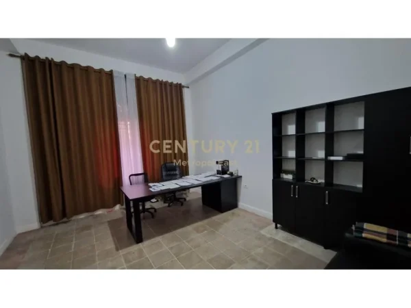 Tirane, jepet me qera ambjent biznesi Kati 0, 215 m² 1.400 € (Rruga e Barrikadave)