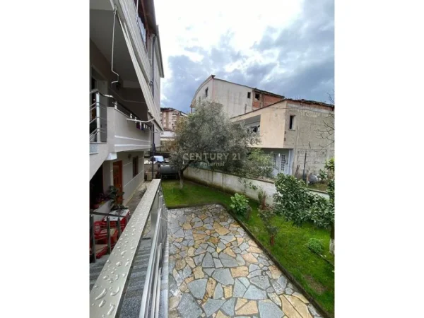 Tirane, jepet me qera apartament duplex Dublex Kati 2, 100 m² 700 € (Selite)