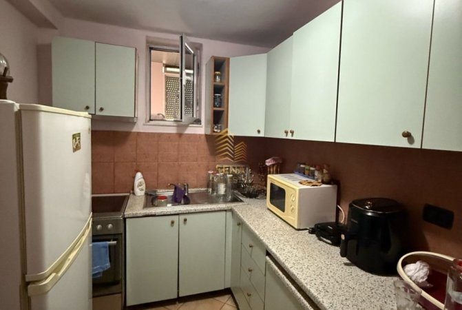 Tirane, jepet me qera apartament 1+1 Kati 3, 80 m² 550 € (Rruga Barrikadave)