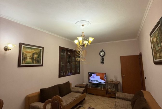 Tirane, jepet me qera apartament 1+1 Kati 3, 80 m² 550 € (Rruga Barrikadave)