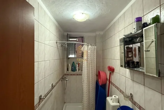 Tirane, jepet me qera apartament 1+1 Kati 3, 80 m² 500 € i diskutueshem (Rruga Barrikadave)