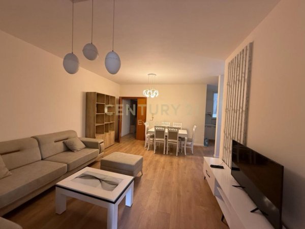 Tirane, jepet me qera apartament 2+1+Aneks+Ballkon Kati 8, 113 m² 700 € (Rruga e kavajes)