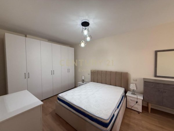Tirane, jepet me qera apartament 2+1+Aneks+Ballkon Kati 8, 113 m² 700 € (Rruga e kavajes)
