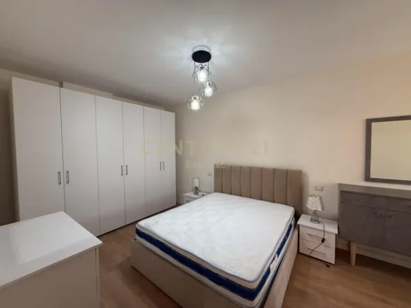 Tirane, jepet me qera apartament 2+1+Aneks+Ballkon Kati 8, 113 m² 700 € (Rruga e kavajes)