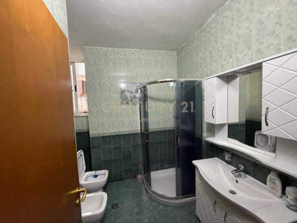 Tirane, jepet me qera apartament 2+1+Aneks+Ballkon Kati 8, 113 m² 700 € (Rruga e kavajes)