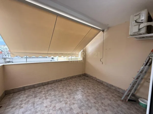 Tirane, jepet me qera apartament 2+1+Aneks+Ballkon Kati 8, 113 m² 700 € (Rruga e kavajes)