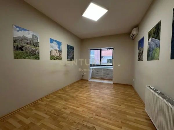 Tirane, jepet me qera zyre Kati 3, 143 m² 1.000 € (Galeria)