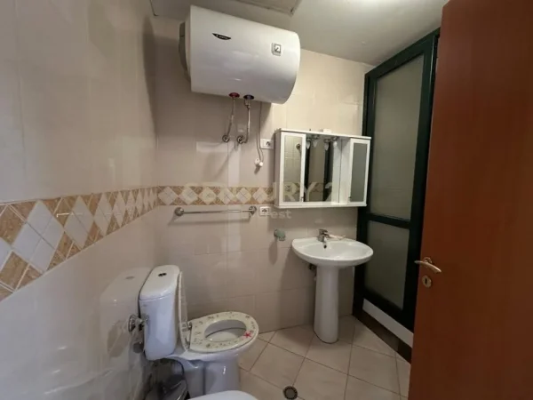 Tirane, jepet me qera zyre Kati 3, 143 m² 1.000 € (Galeria)