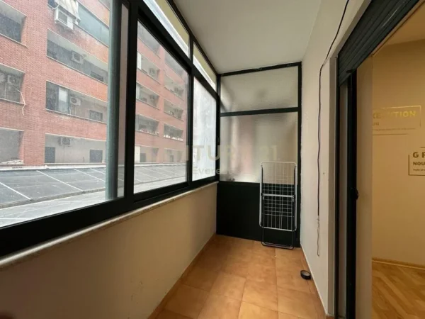 Tirane, jepet me qera zyre Kati 3, 143 m² 1.000 € (Galeria)