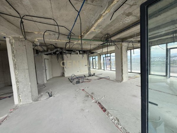 Tirane, jepet me qera apartament 3+1+Aneks+Ballkon Kati 15, 233 m² 5.000 € (Lake View)