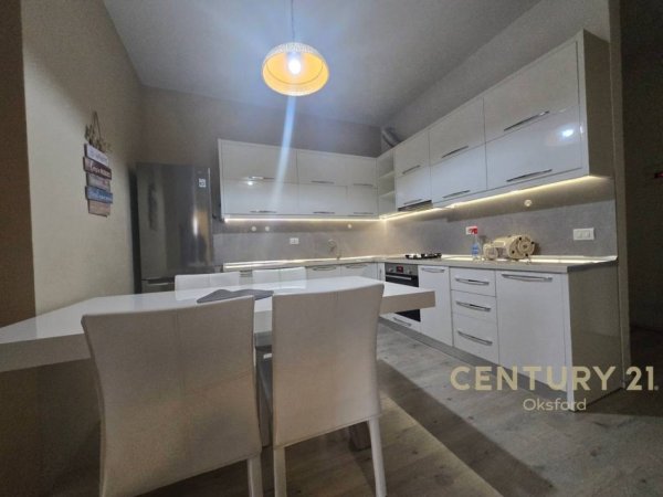 Tirane, jepet me qera apartament 2+1+Aneks+Ballkon Kati 1, 90 m² 700 € (Fusha Aviacionit)