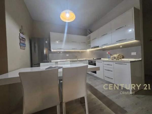 Tirane, jepet me qera apartament 2+1+Aneks+Ballkon Kati 1, 90 m² 700 € (Fusha Aviacionit)