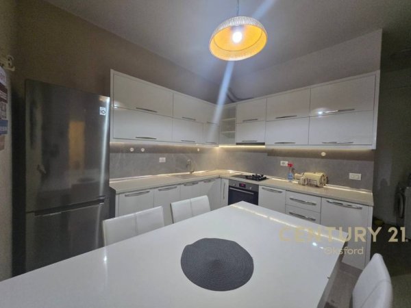 Tirane, jepet me qera apartament 2+1+Aneks+Ballkon Kati 1, 90 m² 700 € (Fusha Aviacionit)