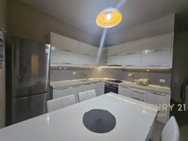 Tirane, jepet me qera apartament 2+1+Aneks+Ballkon Kati 1, 90 m² 700 € (Fusha Aviacionit)