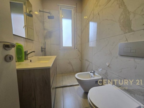 Tirane, jepet me qera apartament 2+1+Aneks+Ballkon Kati 1, 90 m² 700 € (Fusha Aviacionit)