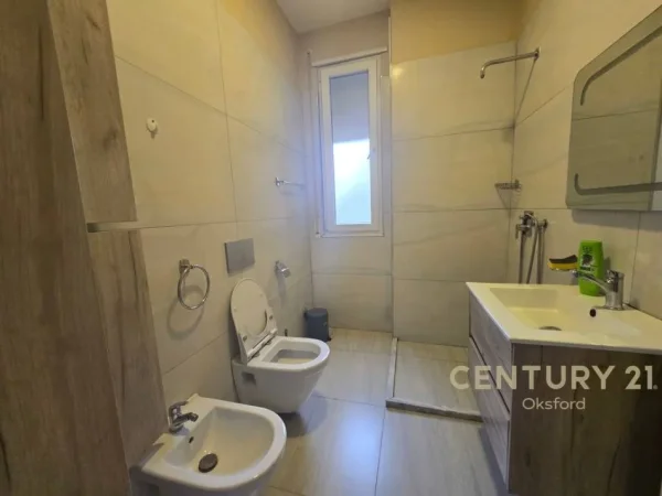 Tirane, jepet me qera apartament 2+1+Aneks+Ballkon Kati 1, 90 m² 700 € (Fusha Aviacionit)