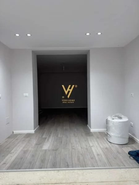 Tirane, jepet me qera zyre Kati 0, 75 m² 2.000 € (RRUGA E ELBASANIT)