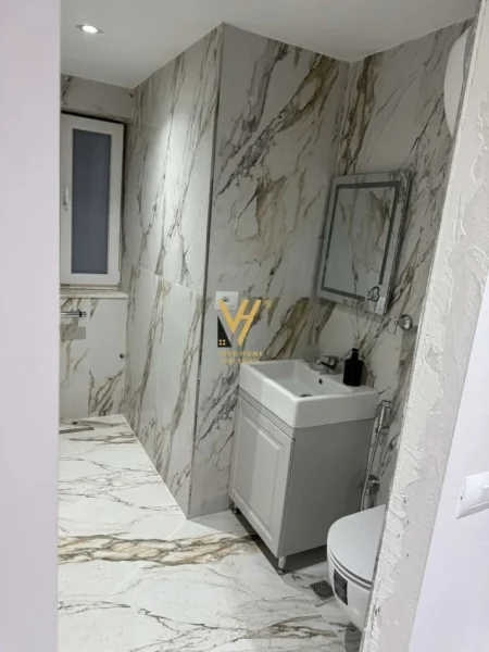 Tirane, jepet me qera zyre Kati 0, 75 m² 2.000 € (RRUGA E ELBASANIT)