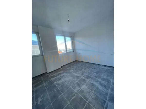 Durres, jap me qera zyre , 120 m² 300 € (spitali durres)