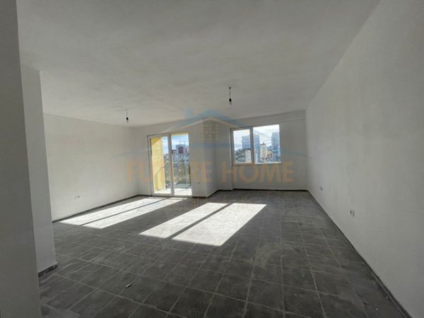 Durres, jap me qera zyre , 120 m² 300 € (spitali durres)