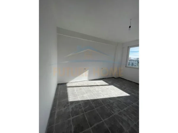 Durres, jap me qera zyre , 120 m² 300 € (spitali durres)