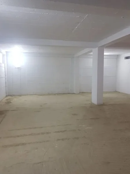 Tirane, jepet me qera magazine Kati 0, 120 m² 300 € (ALI DEMI)