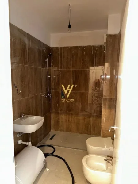 Tirane, jepet me qera ambjent biznesi Kati 8, 95 m² 800 € (PAZARI I RI)