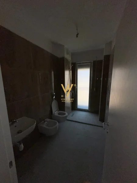 Tirane, jepet me qera ambjent biznesi Kati 8, 95 m² 800 € (PAZARI I RI)